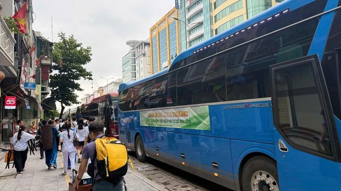 Xe trung chuyển đón y bác sỹ tại Ga Phủ Lý về cổng bệnh viện Bạch Mai cơ sở 2. Ảnh: Sơn Nam