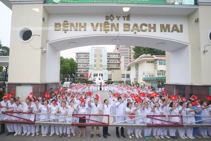 Các bác sỹ tại Bệnh viện Bạch Mai vẫy chào khi đoàn tàu đi qua. Ảnh: Sơn Nam