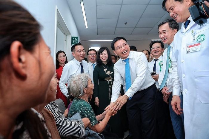 Đồng chí Nguyễn Văn Thắng, Ủy viên Trung ương Đảng, Phó Thủ tướng Chính phủ thăm hỏi bệnh nhân cao tuổi tại Bệnh viện Bạch Mai cơ sở Ninh Bình. Ảnh: Phạm Tuấn Anh - TTXVN