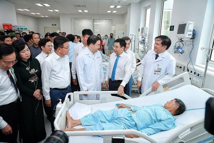 Đồng chí Nguyễn Văn Thắng, Ủy viên Trung ương Đảng, Phó Thủ tướng Chính phủ thăm hỏi bệnh nhân đang điều trị tại Bệnh viện Bạch Mai cơ sở Ninh Bình. Ảnh: Phạm Tuấn Anh - TTXVN