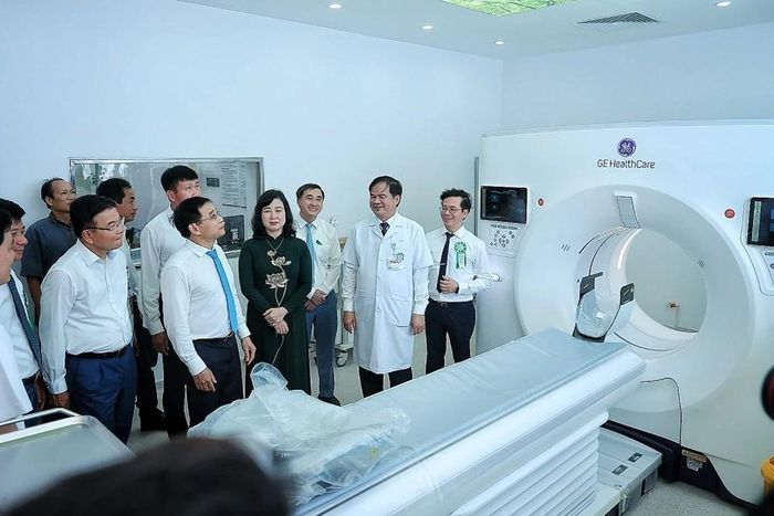 PGS. TS. Đào Xuân Cơ, Bí thư Đảng ủy, Giám đốc bệnh viện Bạch Mai đang giới thiệu về những trang thiết bị hiện đại của bệnh viện . Ảnh: Phạm Tuấn Anh - TTXVN