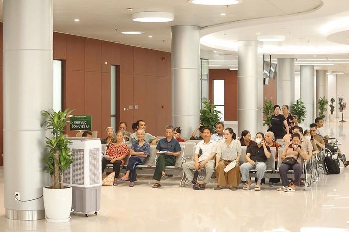 Khu vực ngồi chờ khám chữa bệnh của người dân được bênh viên trang bị các quạt công suất lớn. Ảnh: Tiến Long/TTXVN phát