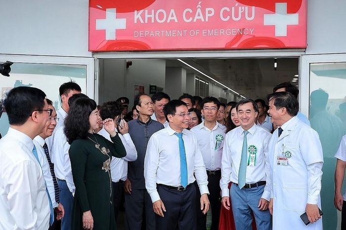 Đồng chí Nguyễn Văn Thắng, Ủy viên Trung ương Đảng, Phó Thủ tướng Chính phủ tham quan khoa cấp cứu. Ảnh: Phạm Tuấn Anh - TTXVN