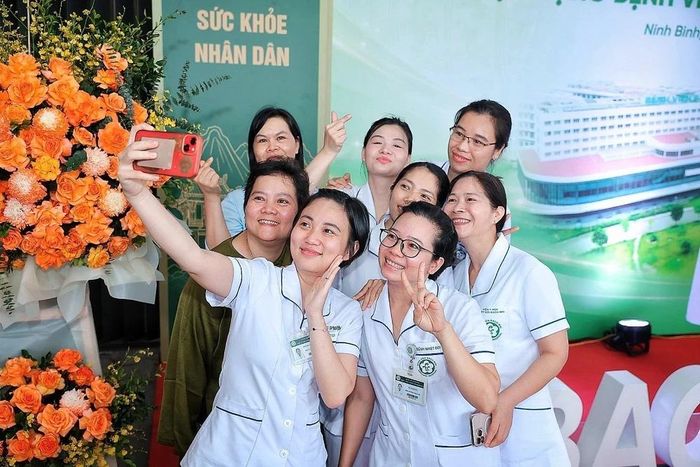 Các nhân viên y tế chụp ảnh lưu niệm nhân dịp khai trương hoạt động Bệnh viện Bạch Mai cơ sở Ninh Bình. Ảnh: Phạm Tuấn Anh - TTXVN