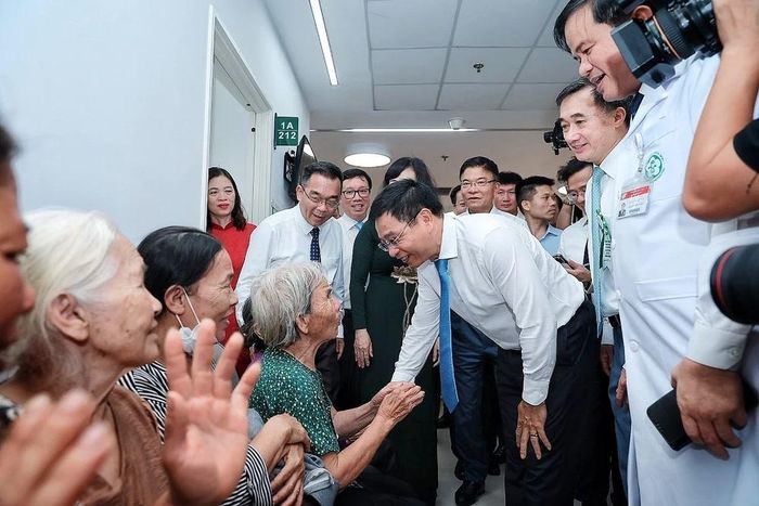 Đồng chí Nguyễn Văn Thắng, Ủy viên Trung ương Đảng, Phó Thủ tướng Chính phủ thăm hỏi bệnh nhân cao tuổi tại Bệnh viện Bạch Mai cơ sở Ninh Bình. Ảnh: Phạm Tuấn Anh - TTXVN