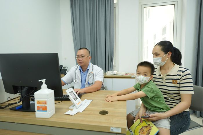 Người dân được khám và chữa bệnh tại Bệnh viện Bạch Mai cơ sở Ninh Bình trong ngày đầu bệnh viện chính thức đi vào hoạt động.