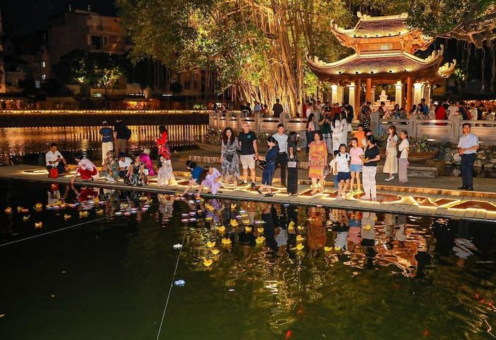 Hoạt động thả đèn hoa đăng thu hút người dân và du khách tại "Đêm Hội Hoa Đăng Hồ Văn - Văn Miếu". Ảnh: Khánh Hòa - TTXVN