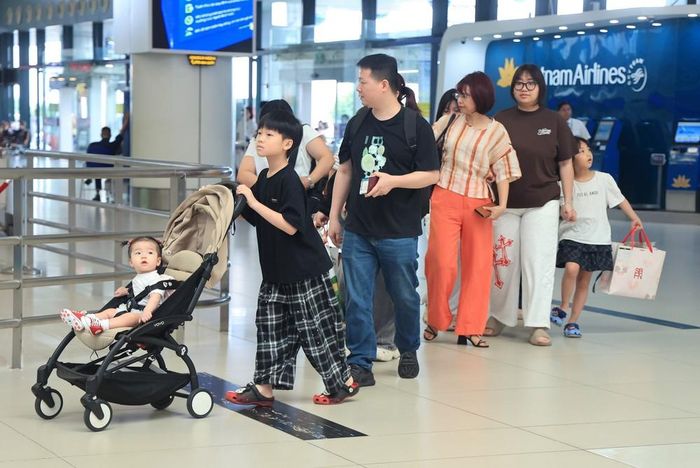 Người dân chọn sử dụng dịch vụ vận chuyển của Vietnam Airlines tại sân bay quốc tế Nội Bài trong mùa du lịch hè 2026. Ảnh: Quốc Khánh - TTXVN