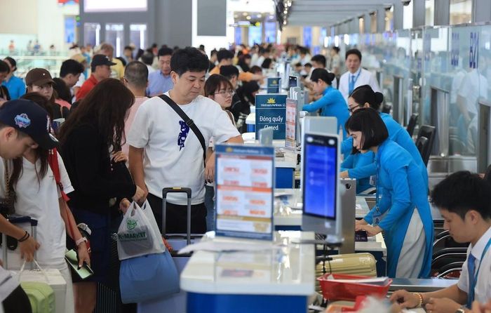 Mùa hè nhu cầu đi lại của người dân bằng máy bay tăng cao, khu làm thủ tục của Vietnam Airlines, sân bay quốc tế Nội Bài luôn trong tình trạng đông đúc. Ảnh: Quốc Khánh - TTXVN
