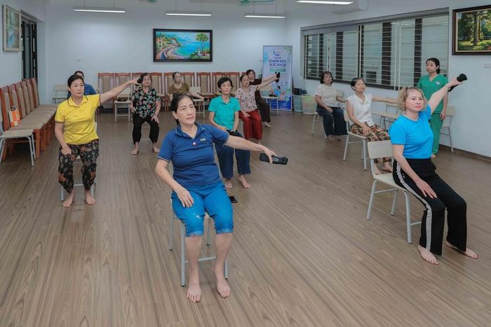 Các cụ cùng luyện tập bài tập chống ngã của Nhật Bản và yoga dưới sự hướng dẫn chuyên môn của nhân viên y tế, giúp nâng cao sự dẻo dai và khả năng giữ thăng bằng. Ảnh: Phan Phương – TTXVN