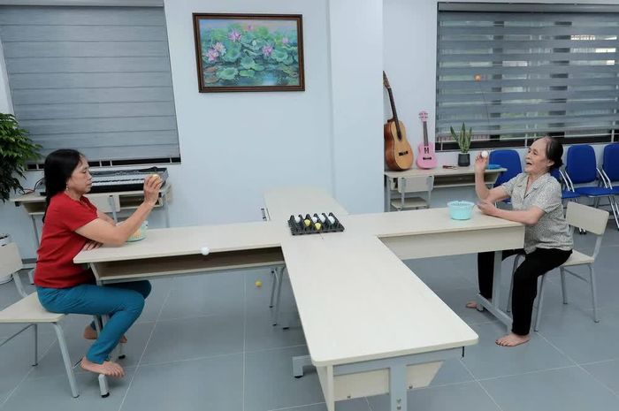 Các cụ được tham gia đa dạng hoạt động giải trí như: vẽ tranh, đọc sách, đánh cờ vua, cờ tướng hay chơi bài tam cúc, giúp tinh thần luôn vui vẻ và minh mẫn. Ảnh: Phan Phương – TTXVN