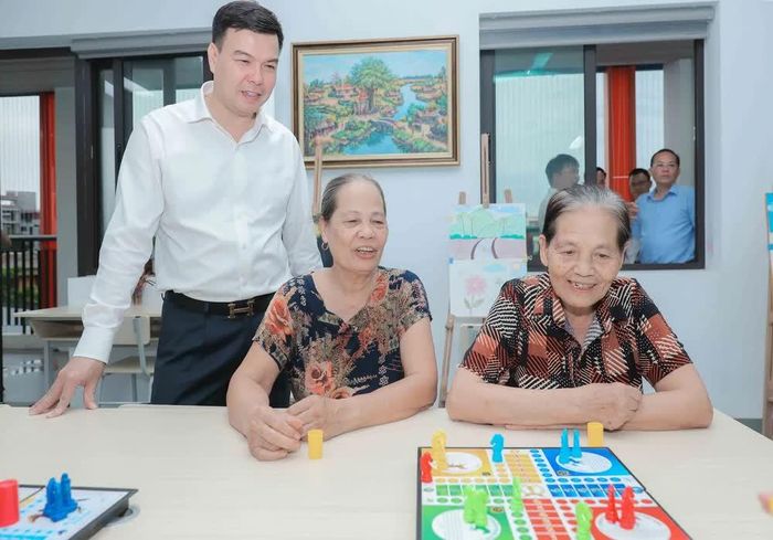 Các cụ được tham gia đa dạng hoạt động giải trí như: vẽ tranh, đọc sách, đánh cờ vua, cờ tướng hay chơi bài tam cúc, giúp tinh thần luôn vui vẻ và minh mẫn. Ảnh: Phan Phương – TTXVN