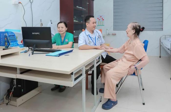 Cơ sở trang bị phòng khám hiện đại để đo huyết áp và kiểm tra sức khỏe hàng ngày, giúp các cụ luôn được theo dõi sát sao, đảm bảo an tâm tuyệt đối trong suốt thời gian lưu trú. Ảnh: Phan Phương – TTXVN