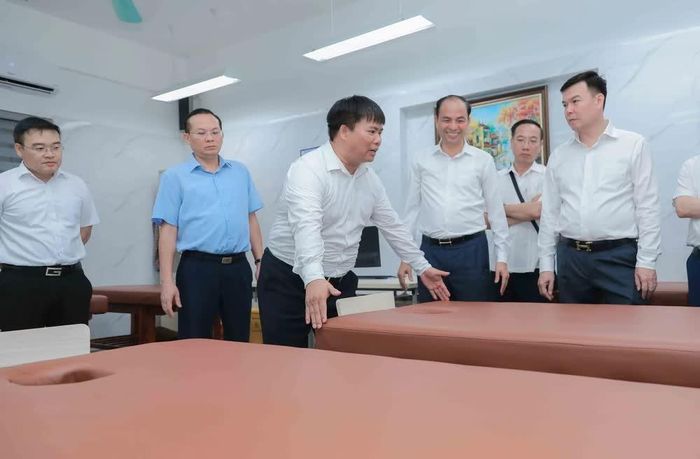 ThS.BS Nguyễn Khắc Thúy, Giám đốc Trạm Y tế phường Long Biên chia sẻ kinh nghiệm vận hành mô hình chăm sóc người cao tuổi với các đoàn đại biểu địa phương đến tham quan và học tập. Ảnh: Phan Phương – TTXVN