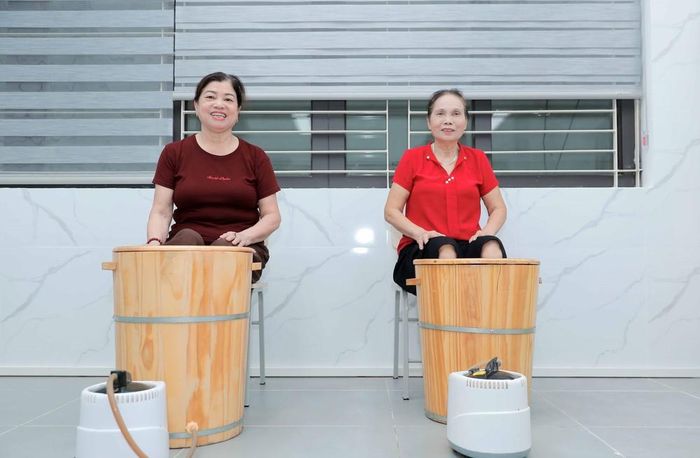 Phòng ngâm chân thuốc bắc giúp người già thư giãn, tăng cường tuần hoàn máu, hỗ trợ phòng chống phong tê thấp và chăm sóc sức khỏe mỗi ngày, mang lại sự thoải mái cho các cụ. Ảnh: Phan Phương – TTXVN