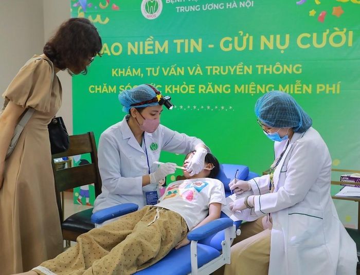 Khám và tư vấn sức khỏe răng miệng tại chương trình. Ảnh: Khánh Hòa - TTXVN