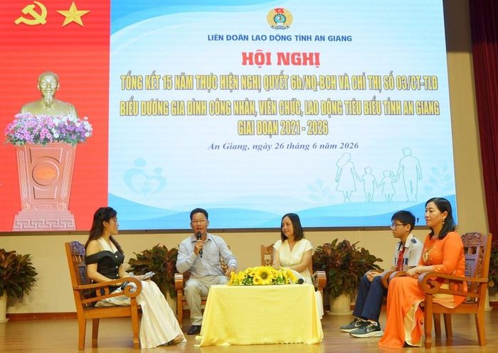 Các gia đình công nhân, viên chức, lao động tiêu biểu tỉnh An Giang giai đoạn 2021 – 2026 giao lưu tại Hội nghị. Ảnh: Công Mạo - TTXVN