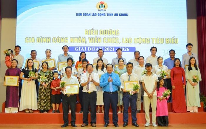 Biểu dương các gia đình công nhân, viên chức, lao động tiêu biểu tỉnh An Giang giai đoạn 2021 – 2026. Ảnh: Công Mạo - TTXVN