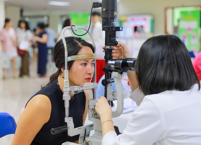Khám và tư vấn mắt tại chương trình. Ảnh: Khánh Hòa - TTXVN