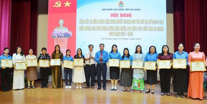 Khen thưởng các cá nhân có thành tích xuất sắc trong 15 năm thực hiện Nghị quyết số 6b/NQ-BCH của Ban Chấp hành Tổng Liên đoàn Lao động Việt Nam và Chỉ thị số 03/CT-TLĐ của Tổng Liên đoàn Lao động Việt Nam về tiếp tục đẩy mạnh phong trào thi đua “Giỏi việc nước, đảm việc nhà” trong nữ công nhân, viên chức, lao động giai đoạn 2010-2025. Ảnh: Công Mạo - TTXVN
