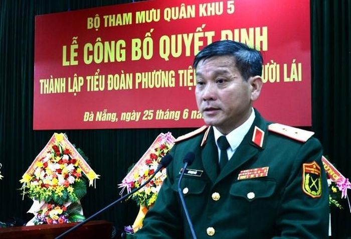 Trung tướng Lê Ngọc Hải, Ủy viên Trung ương Đảng, Phó Bí thư Đảng ủy, Tư lệnh Quân khu 5 phát biểu tại buổi lễ. Ảnh QĐND