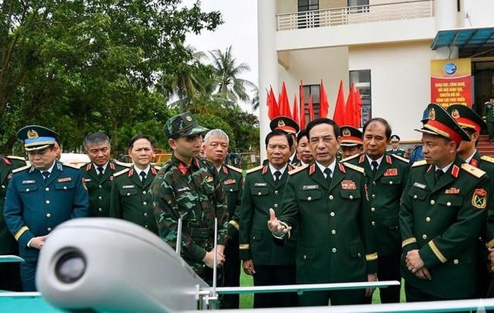 Đại tướng Phan Văn Giang và các đại biểu tham quan trưng bày vũ khí, trang bị kỹ thuật không người lái.