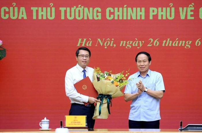 Phó Thủ tướng Lê Tiến Châu trao quyết định và tặng hoa chúc mừng Phó Chủ nhiệm Văn phòng Chính phủ Trần Anh Tiến - Ảnh: VGP/Thu Sa