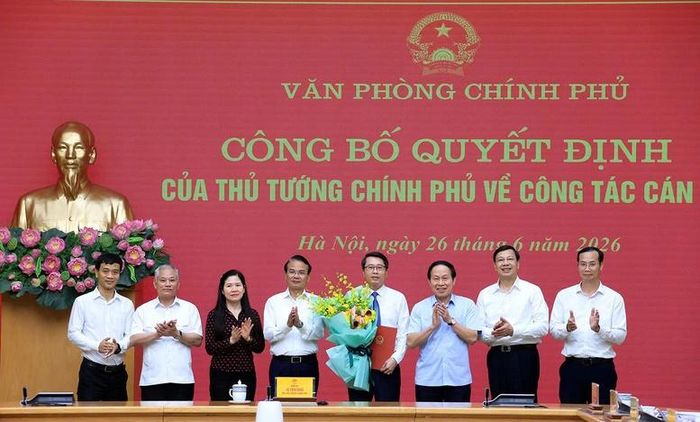 Phó Thủ tướng Lê Tiến Châu cùng lãnh đạo Văn phòng Chính phủ chúc mừng Phó Chủ nhiệm Văn phòng Chính phủ Trần Anh Tiến - Ảnh: VGP/Thu Sa