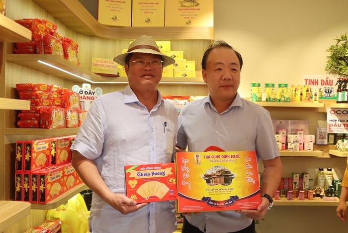 Các sản phẩm đặc trưng như bánh bột lọc gói lá chuối, kẹo mè xửng Thiên Hương, dầu tràm cung đình Vỹ Dạ cũng sẽ được lên sóng livestreamtừ 19 giờ đến 22 giờ ngày 26/6