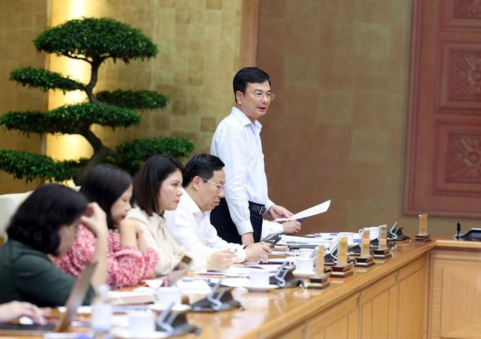 Đại diện các bộ phát biểu tại cuộc họp - Ảnh: VGP/Đức Tuân