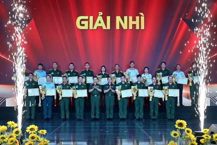 Trao giải Nhì tặng các báo cáo viên.