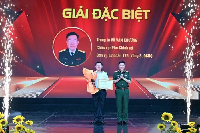 Đại tướng Phan Văn Giang, Ủy viên Bộ Chính trị, Phó Bí thư Quân ủy Trung ương, Phó Thủ tướng Chính phủ, Bộ trưởng Quốc phòng trao giải Đặc biệt tặng báo cáo viên.
