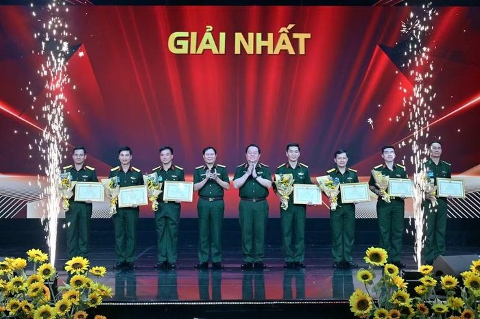Trao giải Nhất tặng các báo cáo viên.