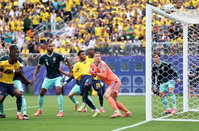 Nguy hiểm trước khung thành của thủ môn Neuer. (Ảnh: FIFA)