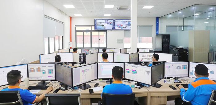 Xu hướng chuyển đổi số, điều hành dựa trên dữ liệu thời gian thực đang diễn ra mạnh mẽ tại các cảng biển. (Ảnh: KHIẾU MINH)