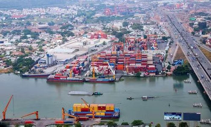 Trên những luồng tuyến hàng hải và đường thủy đan xen, tình trạng chồng chéo quản lý đang làm phát sinh chi phí cho doanh nghiệp. (Ảnh: KHIẾU MINH)