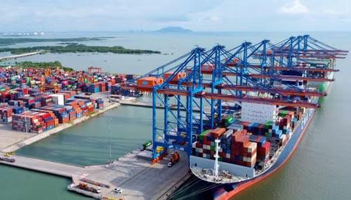 Nhiều cảng biển đang trong quá trình chuyển đổi xanh, giảm phát thải. Ảnh: KHIẾU MINH.