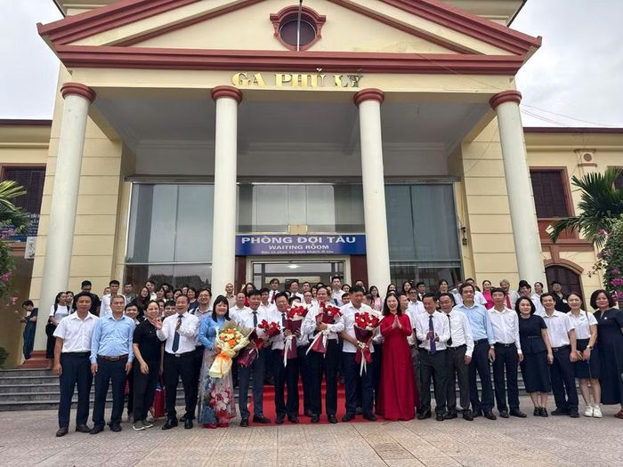 Đoàn cán bộ, bác sĩ Bệnh viện Bạch Mai được chào đón tại ga Phủ Lý (Ninh Bình).