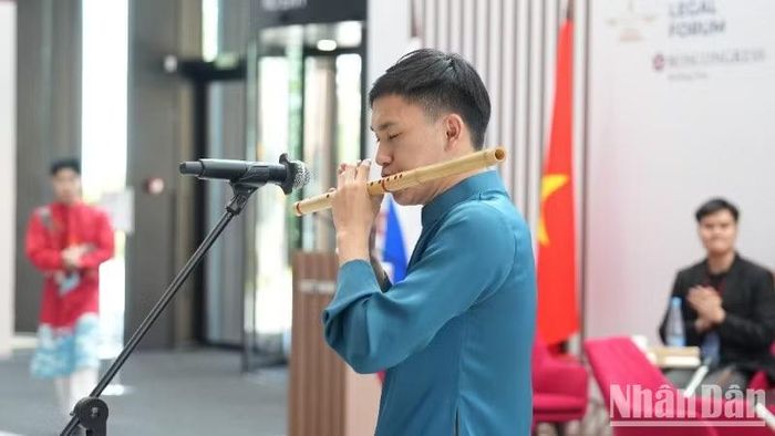 Trần Đình Hưng trình diễn tiết mục thổi sáo. (Ảnh: THANH THỂ)