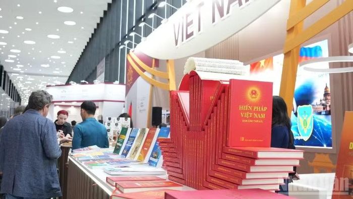 Sách về Việt Nam cũng gây tò mò tại triển lãm. (Ảnh: THANH THỂ)