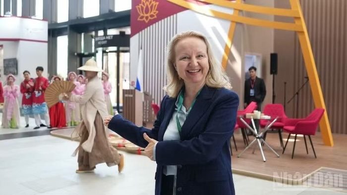 Bà Valentina Tereshkova yêu thích tiết mục của Trần Bảo Việt. (Ảnh: THANH THỂ)