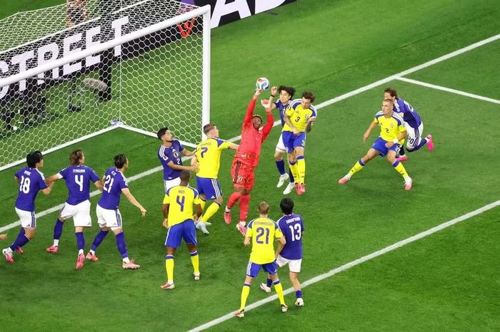 Thủ thành Zion Suzuki phải hoạt động hết công suất trong khoảng thời gian cuối trận. (Ảnh: FIFA)