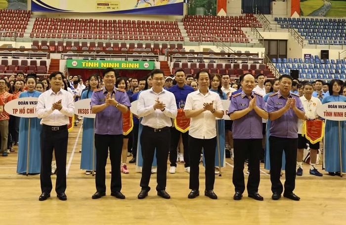 Đồng chí Nguyễn Quang Dũng, Phó Viện trưởng Viện Kiểm sát nhân dân tối cao, Chủ tịch Hội đồng Văn hóa-Thể thao ngành Kiểm sát nhân dân trao Cờ lưu niệm và Kỷ niệm chương tặng các Đoàn tham gia Hội thao.