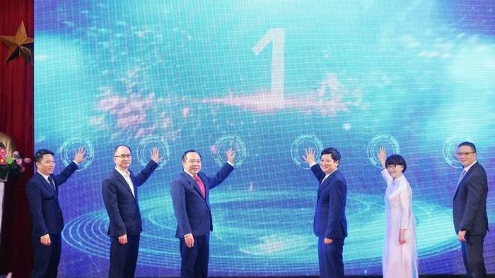 Các đại biểu ấn nút ra mắt Trung tâm quốc gia hỗ trợ sản xuất thử chip bán dẫn. (Ảnh: TL)