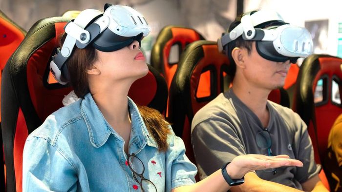 Khách tham quan trải nghiệm tour thám hiểm Sơn Đoòng bằng công nghệ thực tế ảo 5D.