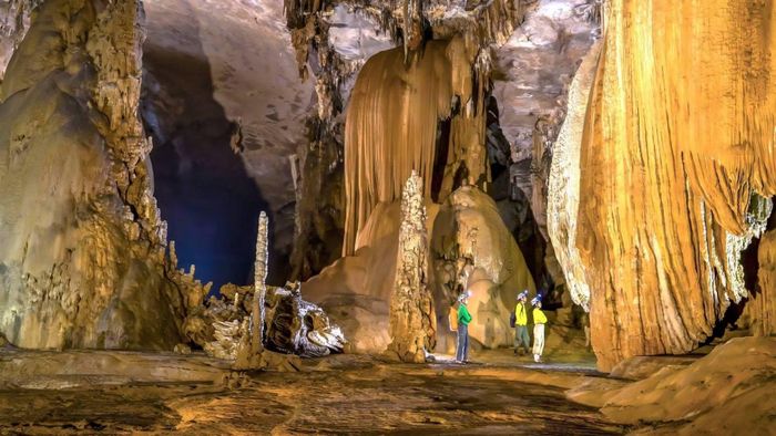 Hang động tuyệt đẹp nằm trong tour "Khám phá Bách xanh đá và hang Kling".