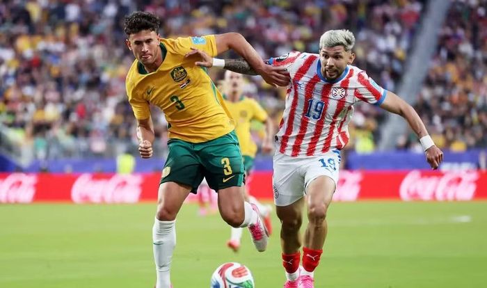 Cầu thủ hai đội cạnh tranh quyết liệt. (Ảnh: FIFA)