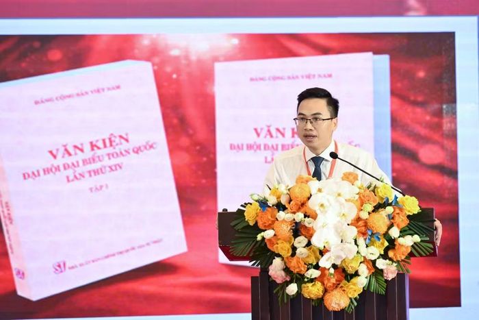 Thí sinh tham gia phần thi thuyết trình về chủ đề xây dựng Đảng. (Ảnh: THẾ ĐẠI)