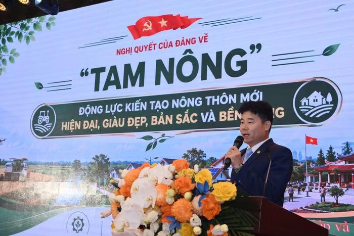Thí sinh tham gia phần thi thuyết trình về chủ đề tam nông. (Ảnh: THẾ ĐẠI)