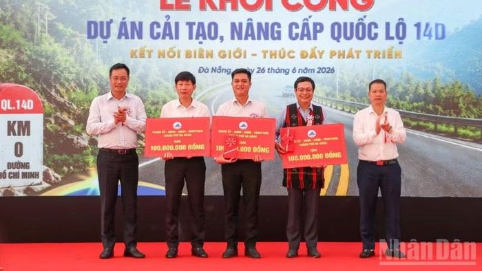 Lãnh đạo thành phố Đà Nẵng trao hỗ trợ cho 3 xã Bến Giằng, Nam Giang và La Dêê là các địa phương trong vùng dự án.
